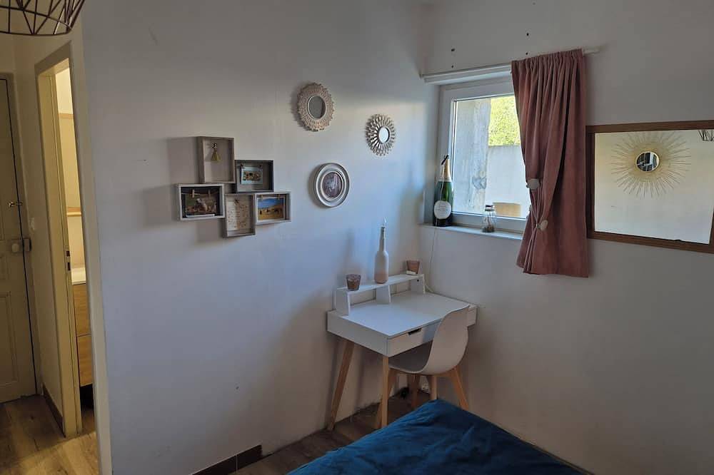 Beautiful new suite in century-old Provencal farmhouse in village center. Animal welcome in Pélissanne, Aix-en-Provence region