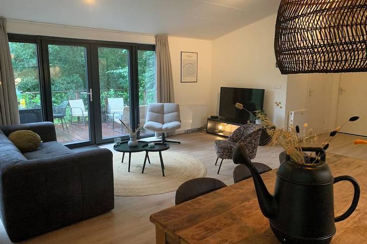 Luxury holiday cottage, stunning views, and hot tub. in Mer du Nord Pays-Bas