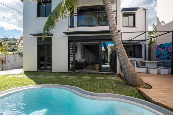 Villa pour 8 personnes, avec terrasse ainsi que jardin et piscine
