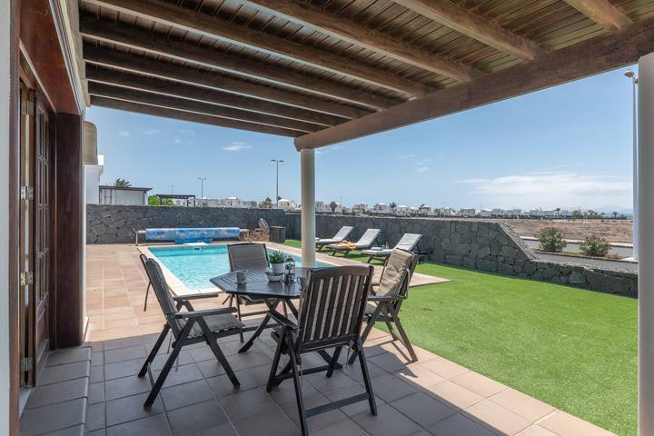 Appartement entier, Villa en première ligne à La Goleta avec piscine privée chauffée et connexion Wi-Fi gratuite in Montaña Roja, Yaiza