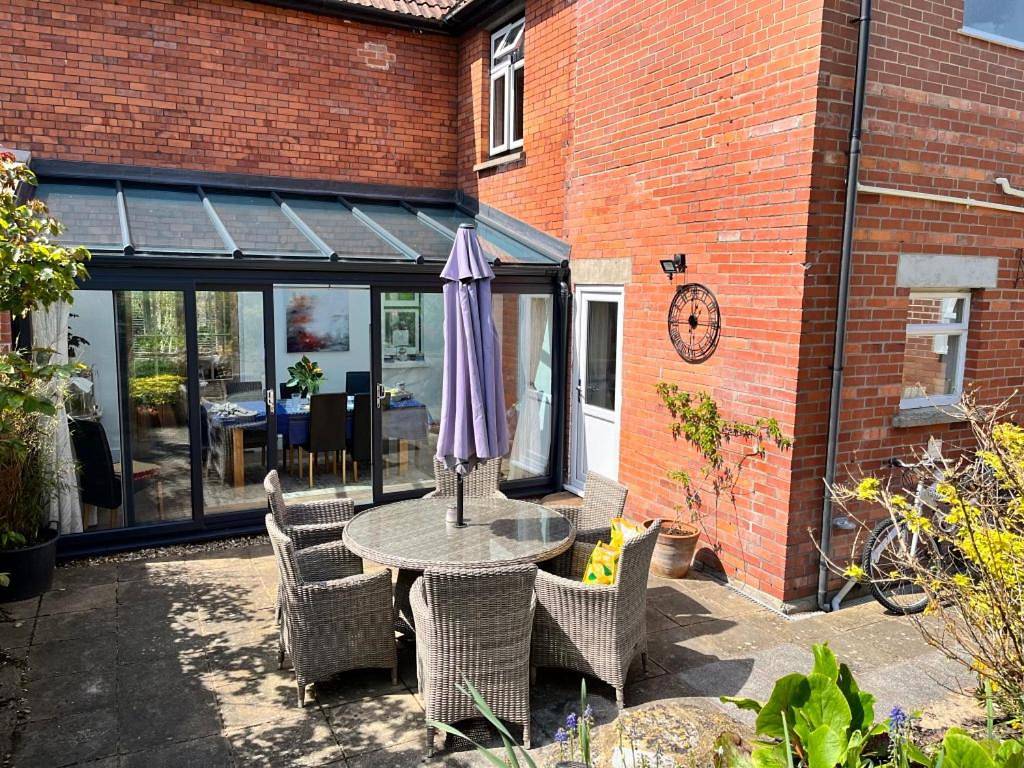 Rie's Retreat - The Emerald room in Glastonbury, Somerset