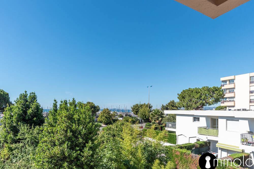 Geheel appartement, Air-conditioned apartment facing the port of Saint Laurent with 2 bedrooms in Saint-Laurent-du-Var, Cannes regio