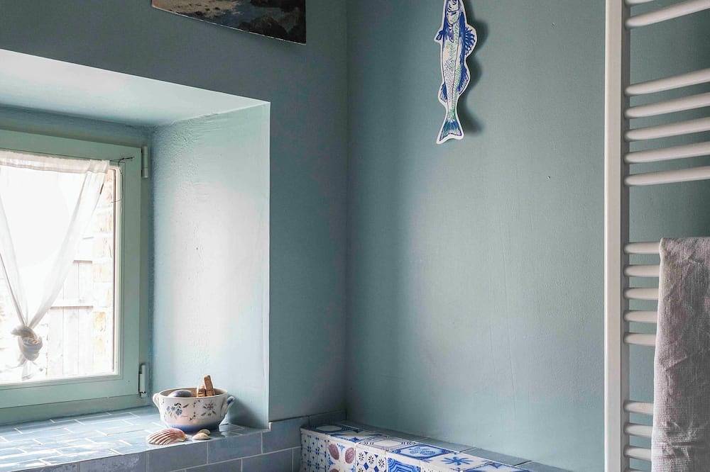 Cozy artist and fisherman cottage by the sea in St-Suliac village by Saint-Malo in Saint-Suliac, Región de Saint-Malo