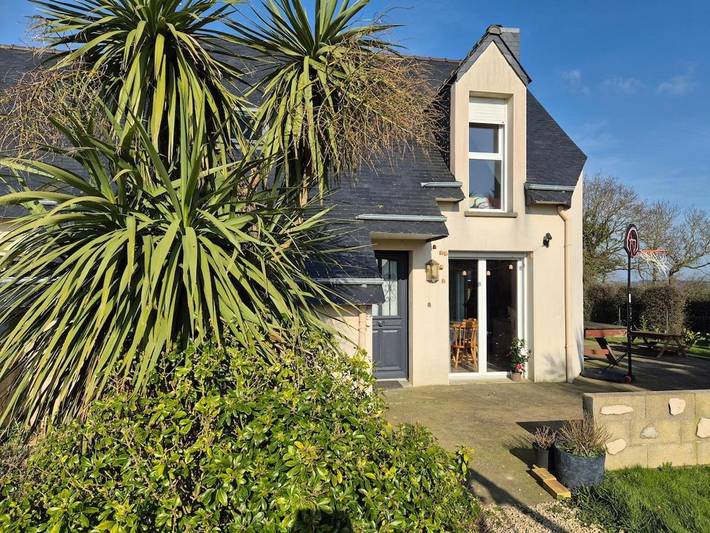 Location de vacances pour 8 personnes, avec terrasse et jardin à Hénansal