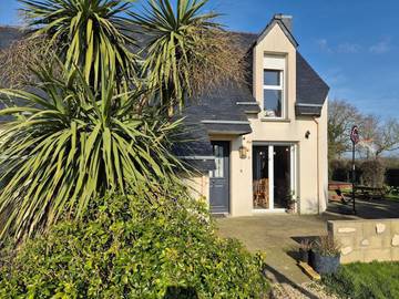 Gîte pour 8 personnes, avec terrasse et jardin à Hénansal