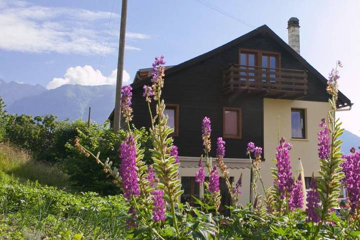 Location de vacances pour 2 personnes, avec Balcon et Terrasse ainsi que Jardin et Vue à Salvan