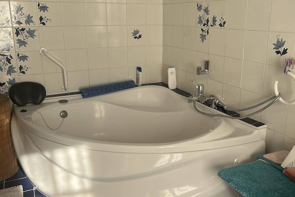 5 Bedroom Private vacation home in Le Val in Le Val, Brignoles region