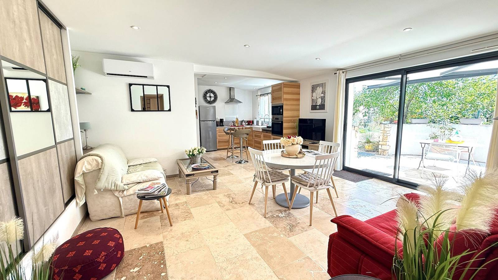 Le Titibu: Charming Air-Conditioned Cottage with Spa, Garden, Netflix Tv, Bbq, for 2 Guests in Saint-Paulet-de-Caisson, Nimes region