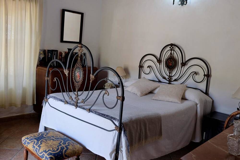 Charming Las Colmenas Cottage with Private Pool near Vibrant Tirajana in San Bartolomé de Tirajana, South Gran Canaria