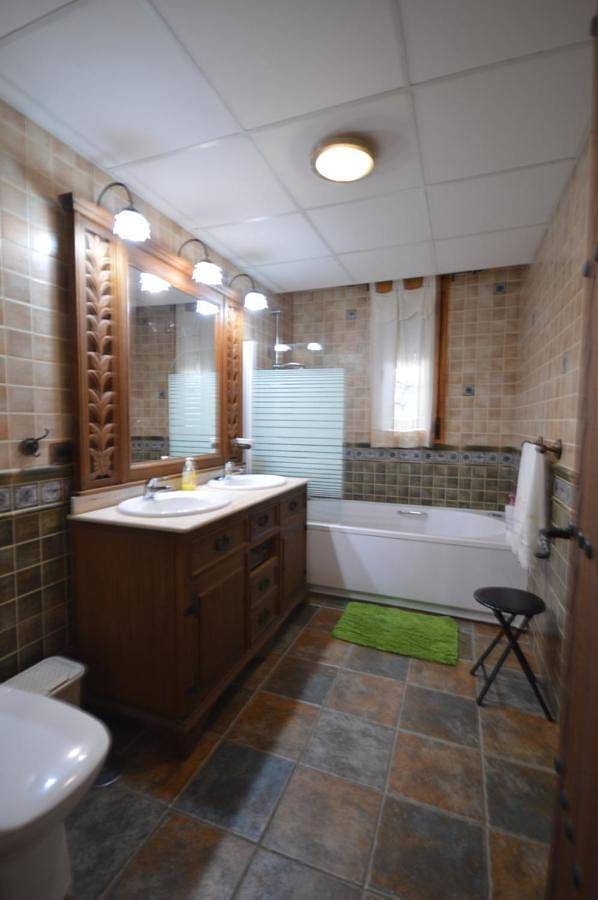 Casa rural para 17 personas, con Balcón y Jacuzzi además de Terraza y Piscina en Sedella - 4