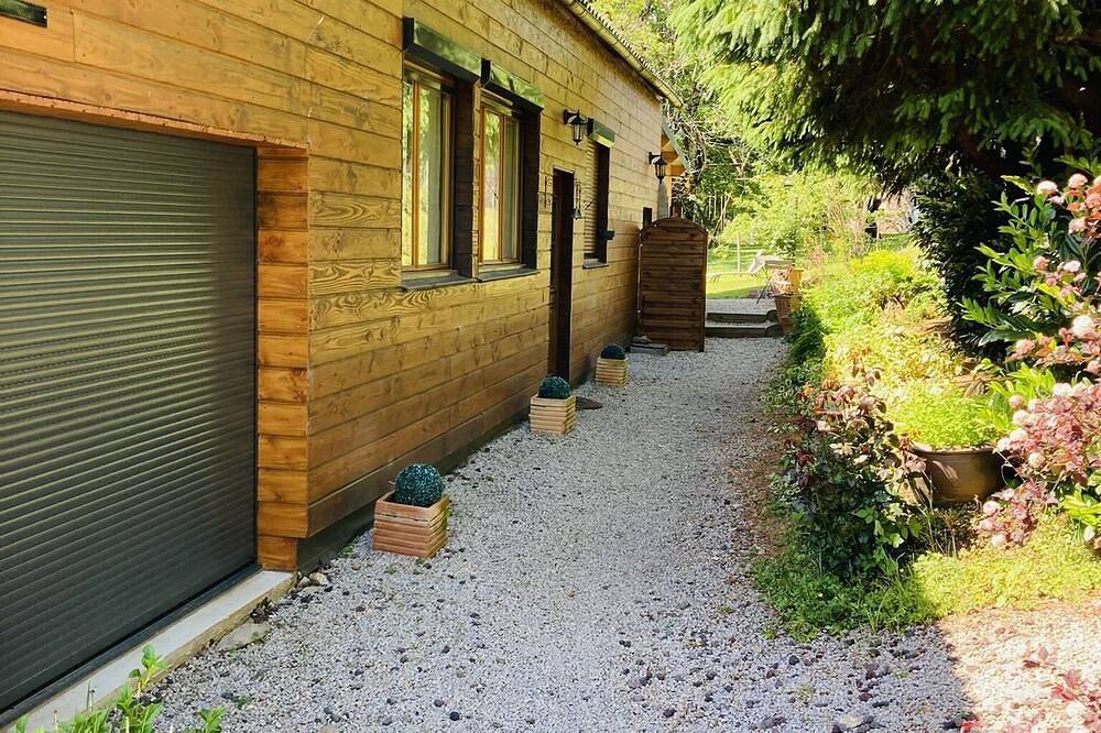 Chalet near La Bourboule/Le Mont-Dore in Avèze, Regionaler Naturpark Volcans d'Auvergne