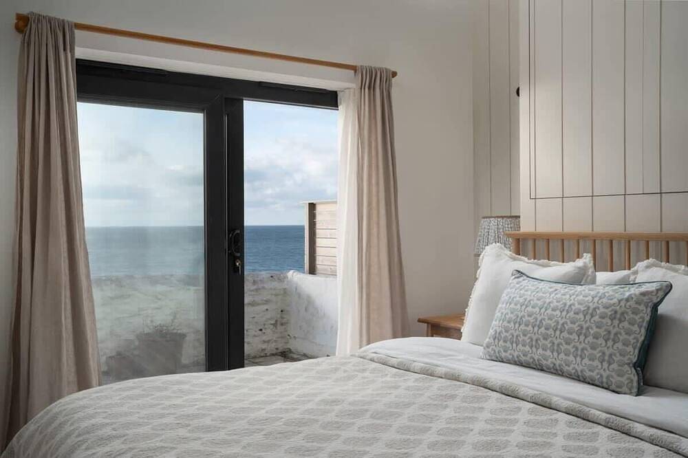Cosy Beach House on the Seafront, Porthleven in Porthleven, Cornwall