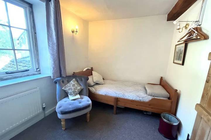 1750s cottage near Bath, 4 bed sleeps 9, Bradford on Avon, Cotswolds. in Bradford on Avon, Wiltshire
