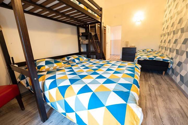 Gîte pour 8 personnes, avec piscine ainsi que terrasse et jardin à Brizambourg - 2