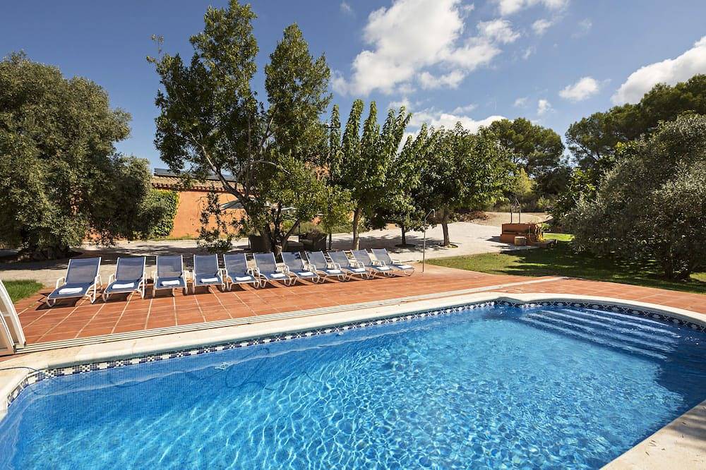 Villa sourrendeb von Weinbergen der Nähe von Sitges und Barcelona in Alt Penedès, Penedes DO