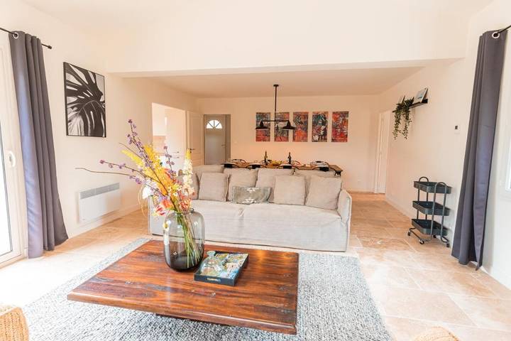 Location de vacances pour 8 personnes, avec piscine ainsi que jardin et vue, adapté aux familles à Vasles - 4