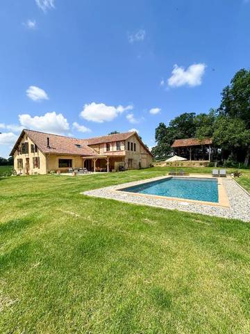Location de vacances pour 8 personnes, avec piscine ainsi que vue et jardin à Montesquiou