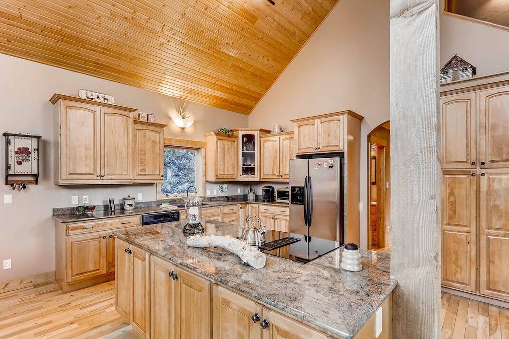 Willow Creek-Custom-Kabine mit Kamin / große Terrasse / privat in Park County