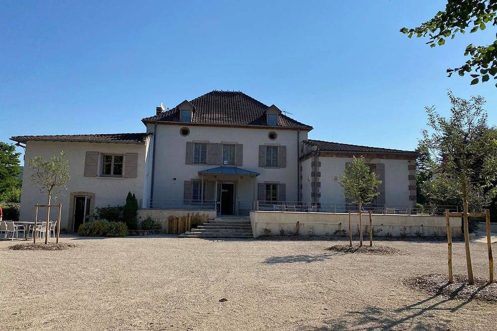 Amplio y cómodo alojamiento en Feneyrols cerca del Aveyron in Féneyrols, Macizo Central