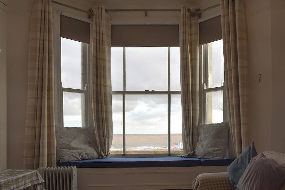Flat 3 Sea View in Lowestoft, Sunrise Coast