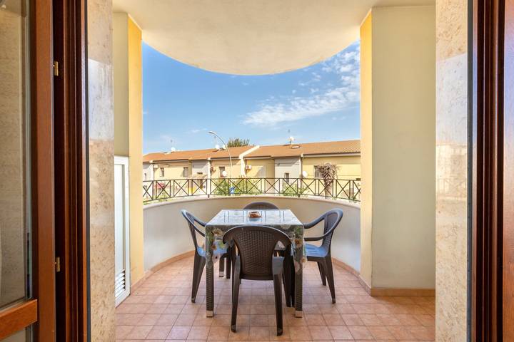 Entire apartment, Comfortable Apartment “Corallo” close to the Beach with A/C & Terrace in Lido San Giovanni, Alghero