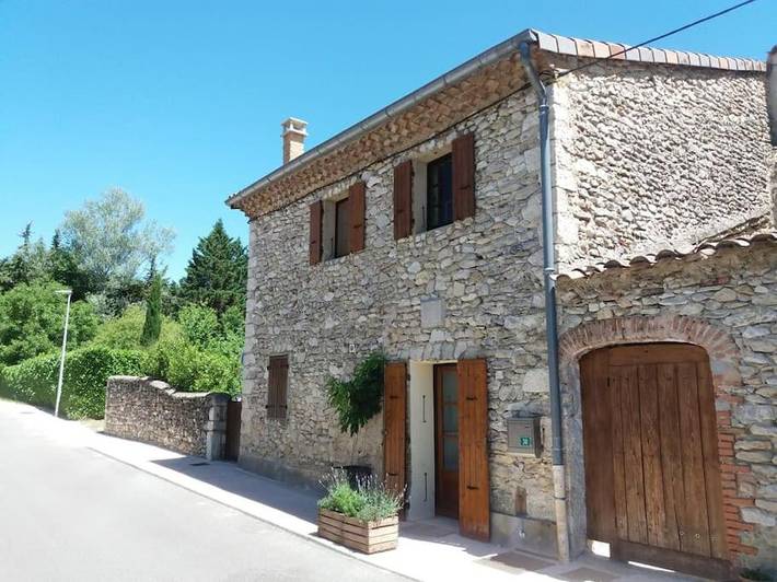 Location de vacances pour 7 personnes, avec Terrasse et Jardin ainsi que Piscine et Vue à Le Poët-Laval