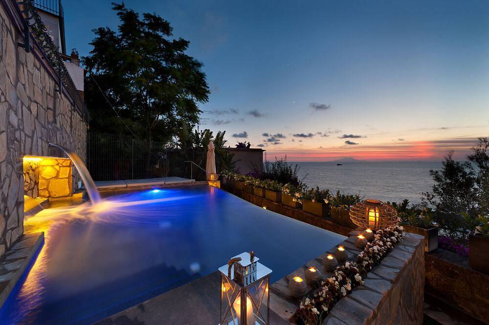 Amore Rentals - Villa dei Sogni with Private Swimming Pool, Sea View, Parking and Air Conditioning in Massa Lubrense, Naples Province