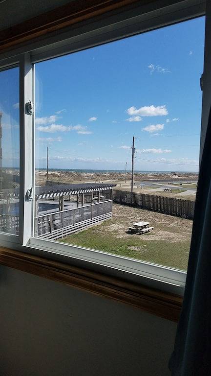Ganze Wohnung, Sie werden Sea Glass lieben. Semi-Oceanfront Condo. Nur wenige Schritte vom Strand entfernt. Kostenlose Bettwäsche in South Rodanthe, Waves