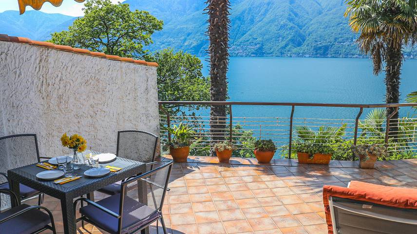 Ferienwohnung für 4 Personen, mit Terrasse und Seeblick sowie Ausblick in Maccagno con Pino e Veddasca