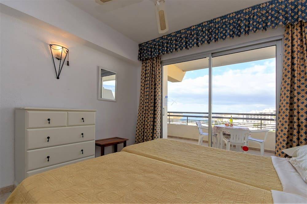 1 Bed Hotel Apt. in Costa Adeje, Few minutes walk to Beach, Shops & Restaurants in Playa Puerto Colón, Adeje