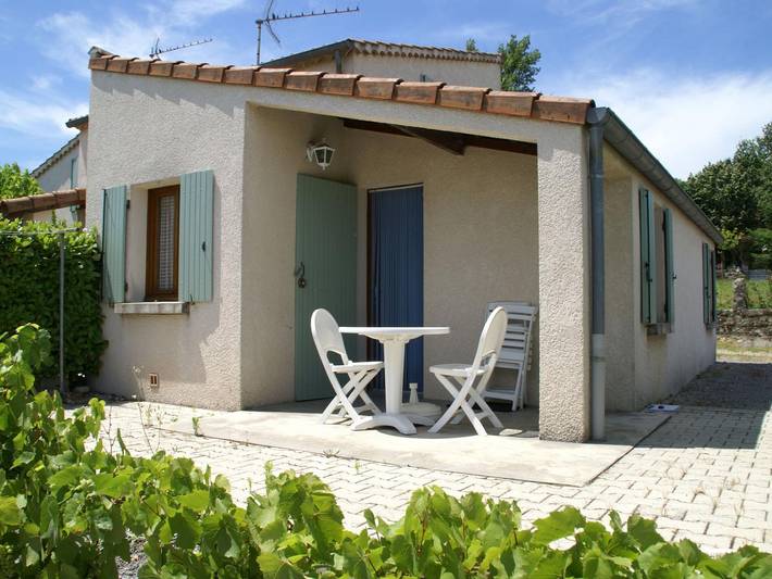 Location de vacances pour 2 personnes, avec jardin et piscine, adapté aux familles à Lablachère