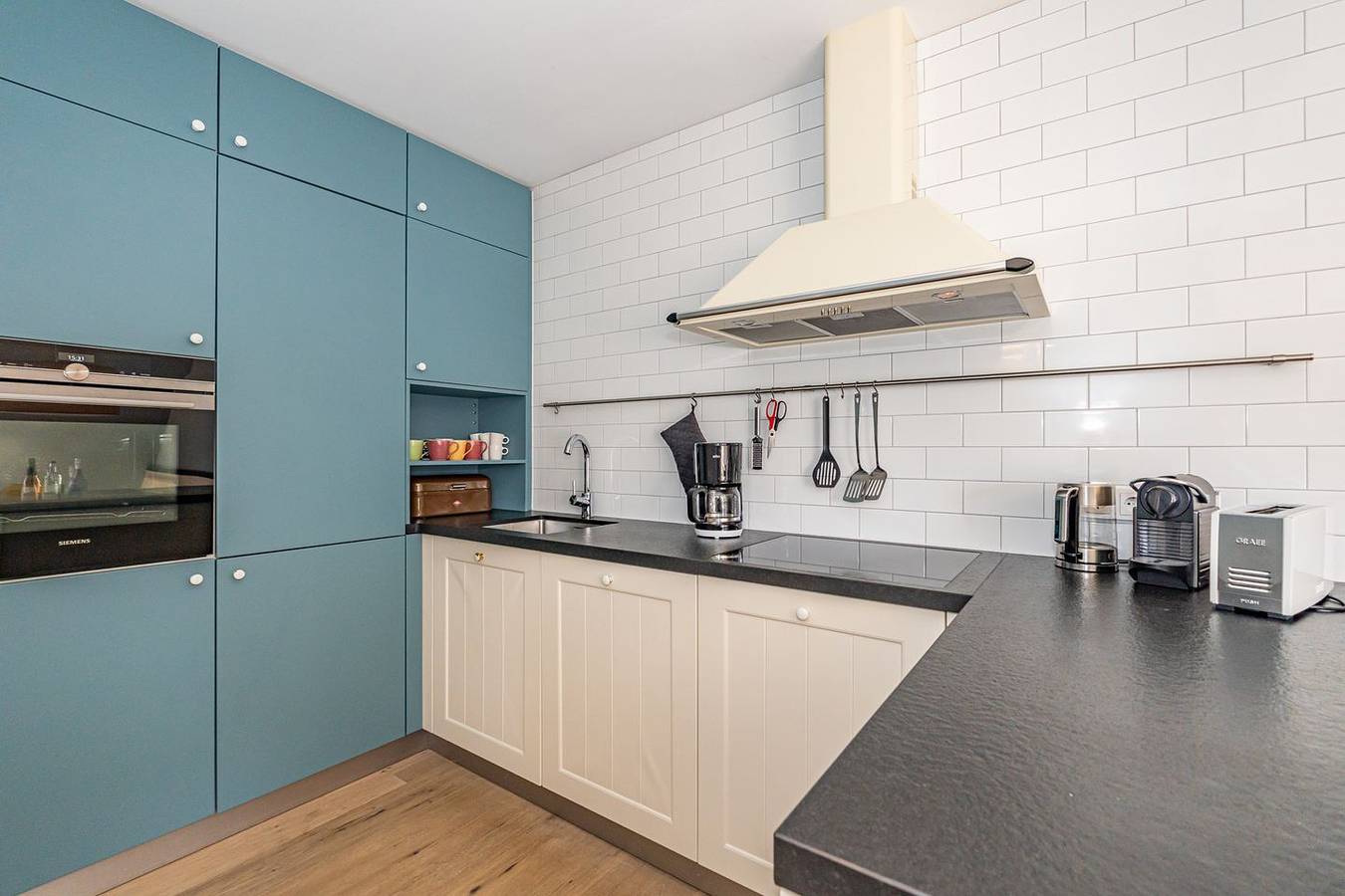 Ganze Wohnung, 4-Zimmer-Ferienwohnung mit Balkon und Blick auf die Deichwiesen. in Westerland, Sylt (Gemeinde)