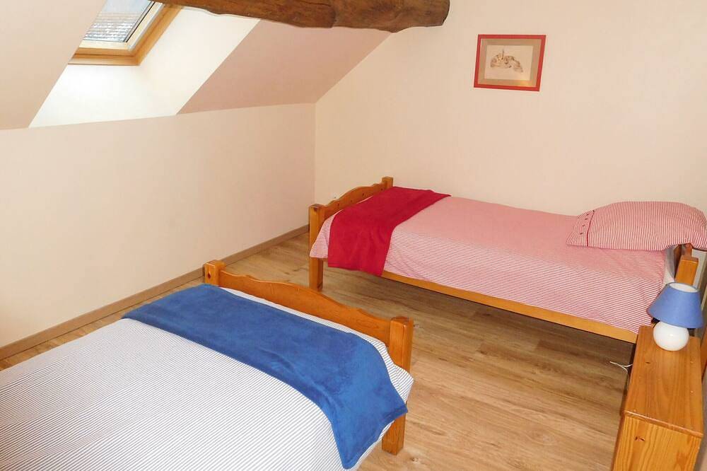 Charming Forest Retreat with Fireplace, Garden, Near Scenic Trails in Giey-sur-Aujon, Parc national de forêts