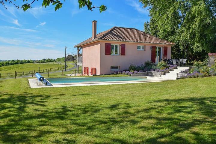 Location de vacances pour 6 personnes, avec Terrasse ainsi que Jardin et Piscine à Saint-Médard-d'Excideuil