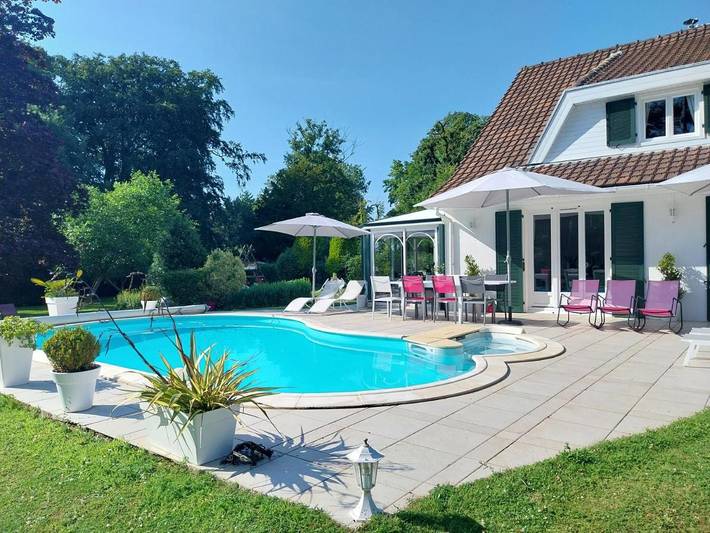 Ferienwohnung für 3 Personen, mit Terrasse und Garten sowie Pool und Ausblick