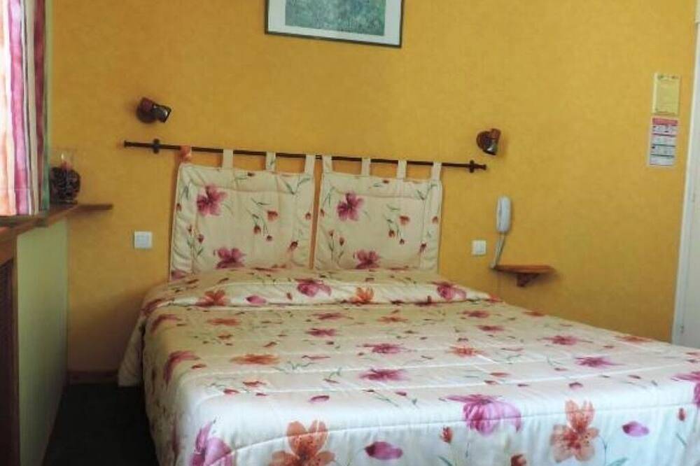 Pet-Friendly Double Room inside 17th-Century Convent | Near Local Cafés in Digne-les-Bains, Alpes-de-Haute-Provence