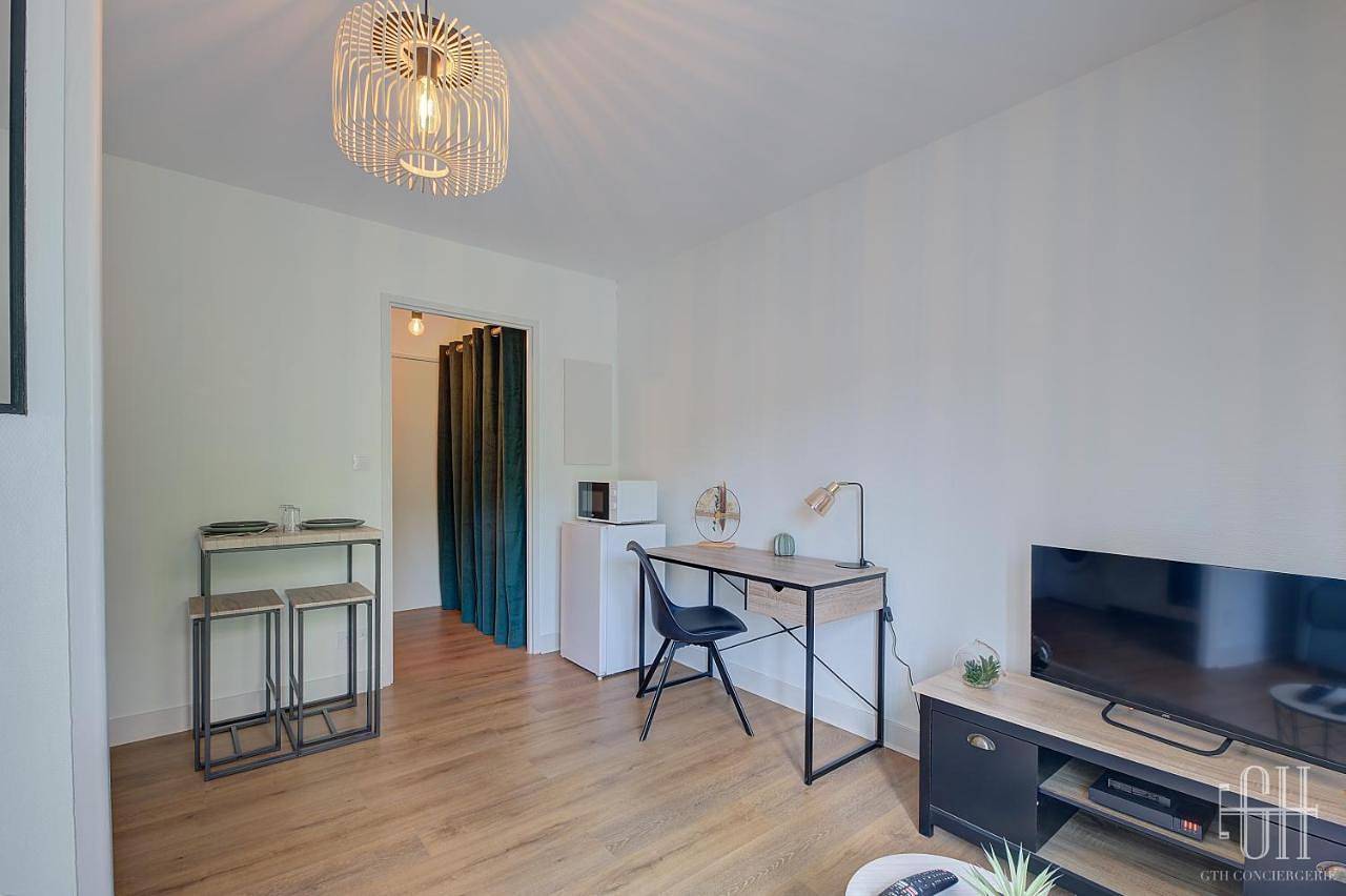 Appartement entier, One-Bedroom Apartment in Joué-lès-Tours, Région de Tours