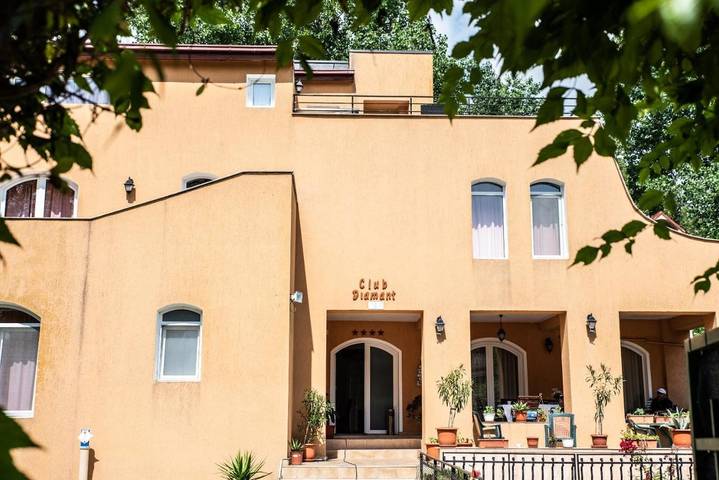 Villa pour 16 personnes, avec Balcon et Jacuzzi ainsi que Terrasse et Jardin en Roumanie - 3