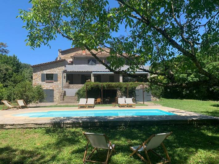 Location de vacances pour 2 personnes, avec Terrasse et Jardin ainsi que Piscine et Vue à Saint-Sébastien-d'Aigrefeuille