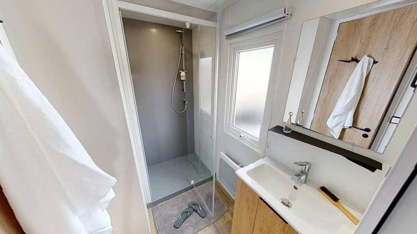 Location de vacances pour 6 personnes, avec jardin ainsi que piscine et jacuzzi dans Luna Park La Palmyre - 2