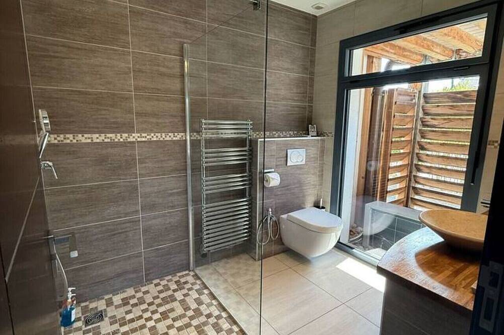 4Br Villa w/Pool & Garden, 20 min to Geneva Centre in Veigy-Foncenex, Région de Thonon-les-Bains