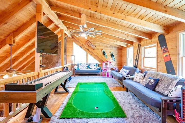 Log cabin for 16 people, with balcony and yard as well as hot tub in Canaan Valley