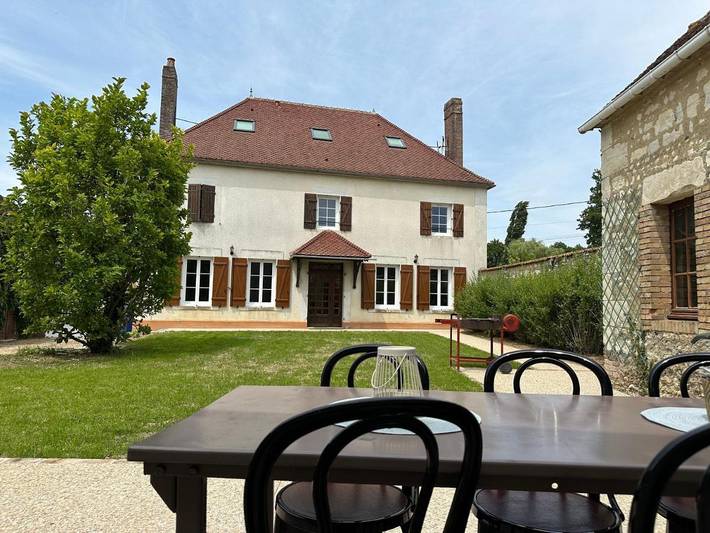 Location de vacances pour 12 personnes, avec terrasse et jardin à Turny