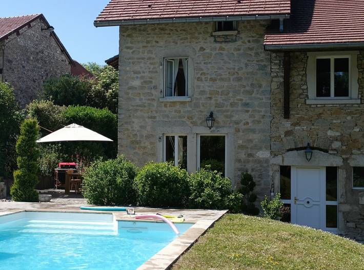 Gîte pour 8 personnes, avec terrasse ainsi que jardin et piscine dans l' Ain - 2