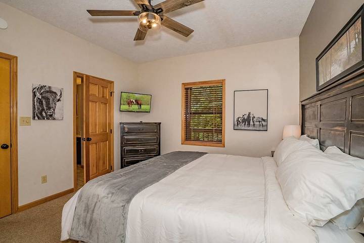 Chalet for 12 people, with yard and pool as well as hot tub and balcony in Pigeon Forge