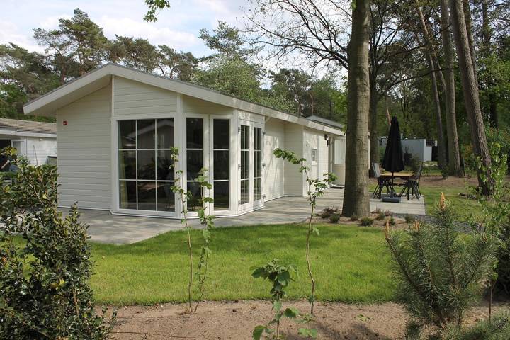 Chalet voor 6 personen, with Balkon/Terras and Terras as well as Tuin and Zwembad in Otterlo