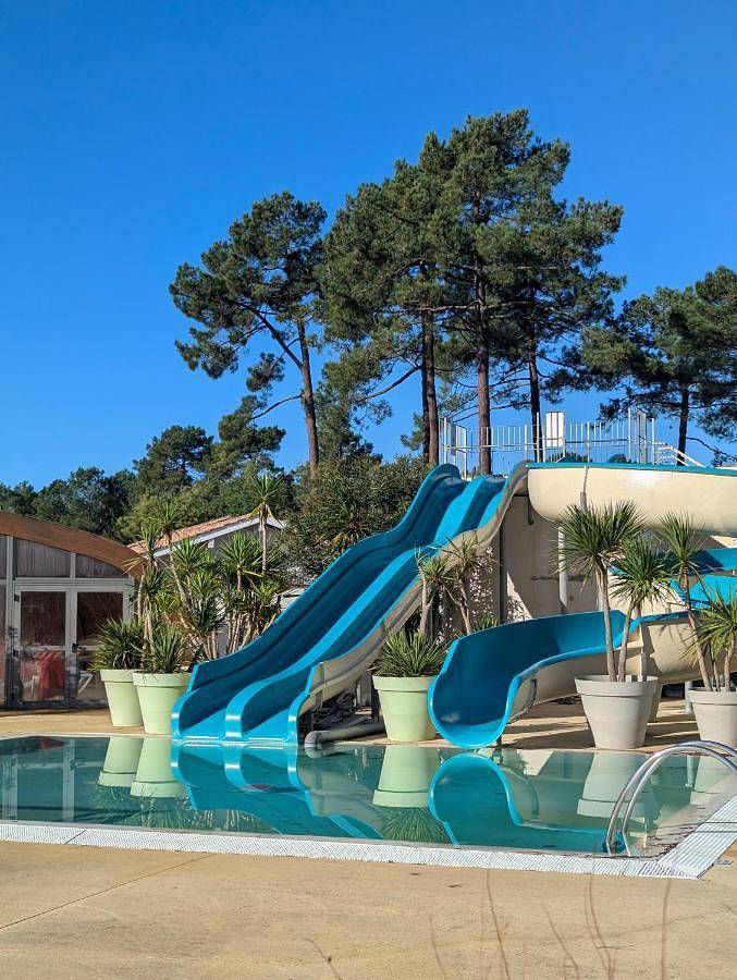 Camping pour 6 personnes, avec terrasse et jardin ainsi que piscine et jacuzzi dans Claouey - 3