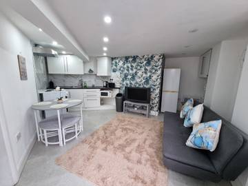 Holiday Letting for 5 People in Huddersfield, West Yorkshire, Photo 2