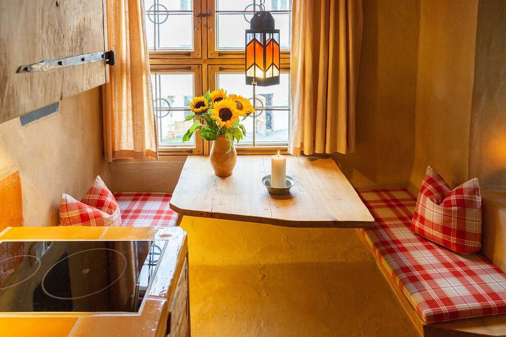 Ganze Wohnung, Ferienwohnung Freiherrnstubn im Turm zu Schloss Schedling nahe am Chiemsee in Trostberg, Landkreis Traunstein