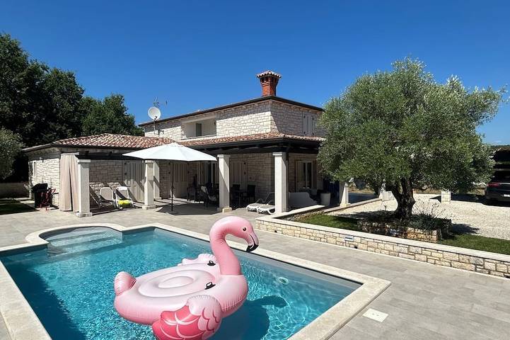 Ferienhaus für 8 Personen, mit Garten und Pool